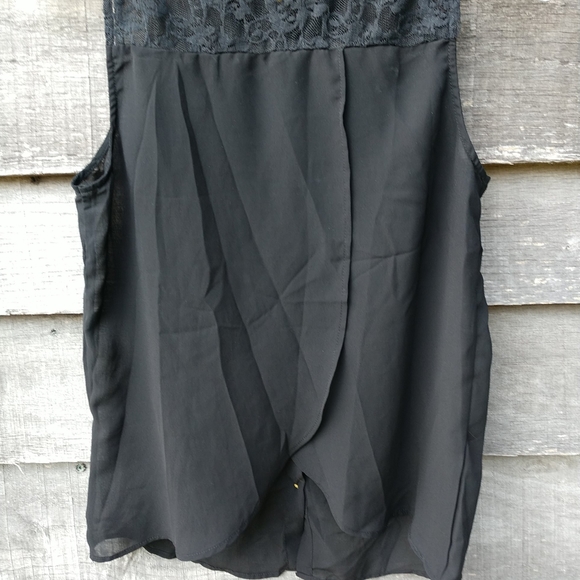 🖤VTG. Black Sleeveless 🎉FANCY🎉Lace Top Gold Buttons Lightweight - Picture 7 of 10